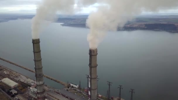 Αεροφωτογραφία των σωλήνων υψηλής καμινάδας με γκρίζο καπνό από το εργοστάσιο παραγωγής ηλεκτρικής ενέργειας άνθρακα. Παραγωγή ηλεκτρικής ενέργειας με ορυκτά καύσιμα. - Πλάνα, βίντεο
