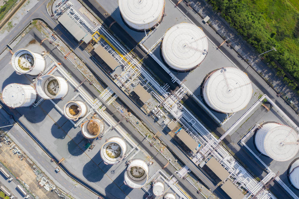 Vista aérea del tanque de almacenamiento de la industria química y el camión cisterna I
 - Foto, Imagen
