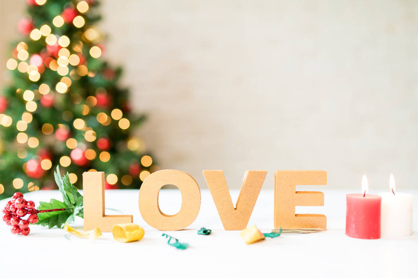 Mumlar ve süseşyaları ve bulanıklık ve kopya alanı bol arka planda ışıklar ile bir Noel ağacı ile Kelime "Aşk" - Fotoğraf, Görsel