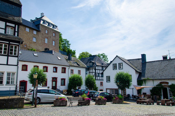 Blankenheim, Németország-július 26, 2019: kilátás az épület és Blankenheim vár. - Fotó, kép