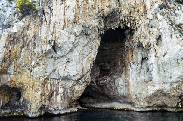 Cuevas marinas en los acantilados costeros de Capri
. - Foto, Imagen