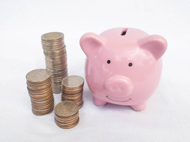 banco piggy rosa com pilha de moedas, economizando dinheiro para o futuro plano e conceito de fundo de aposentadoria
 - Foto, Imagem