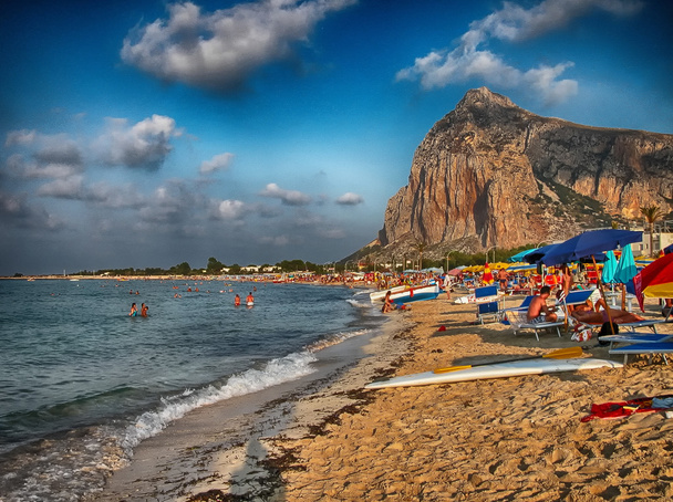 Сицилія, Італія - 10 серпня: туристів насолодитися життя пляж, 10 серпня, - Фото, зображення