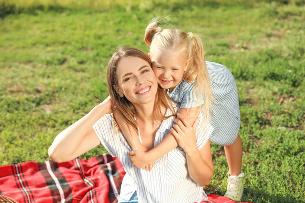 幸せな母と娘が公園で休んで - 写真・画像