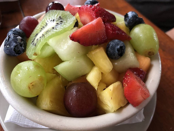 Μπολ με φρέσκα τροπικά φρούτα, επιδόρπιο για πρωινό   - Φωτογραφία, εικόνα