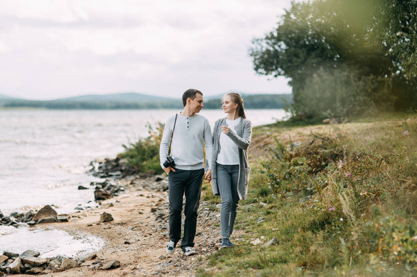 voyage promenade dans les bois. jeune couple marchant sur le lac
.  - Photo, image