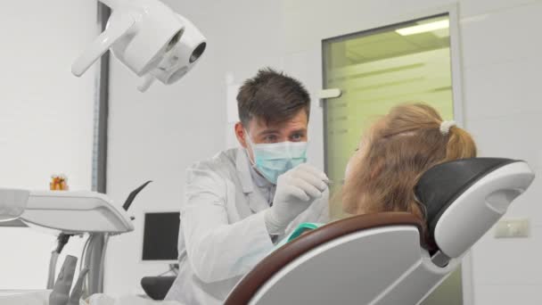 Fiatal lány mosolyogva, hogy a kamera után fogorvosi vizsgálat a klinikán - Felvétel, videó