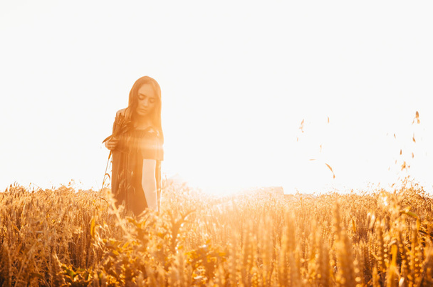 жінка в пшеничному полі
 - Фото, зображення