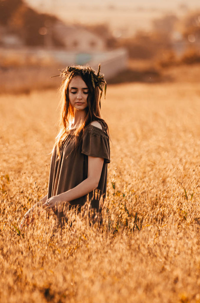 Mujer en el campo de trigo - Foto, imagen