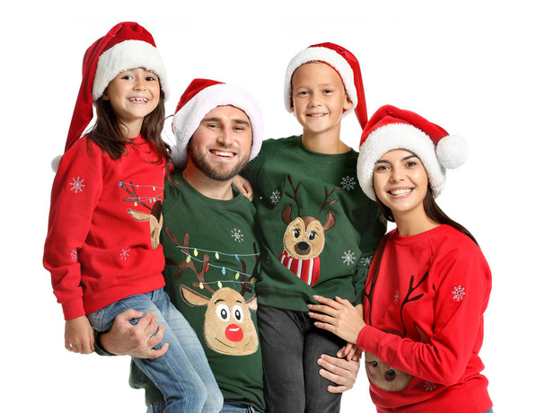 Familia feliz en suéteres de Navidad y sombreros de Santa sobre fondo blanco
 - Foto, imagen