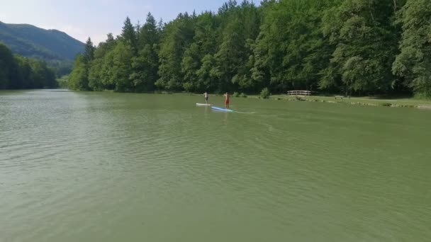 Fiatal pár tapasztalat és élvezze a sport tevékenységek a tó Braslovce közelében Zalec keleti részén Szlovénia. - Felvétel, videó