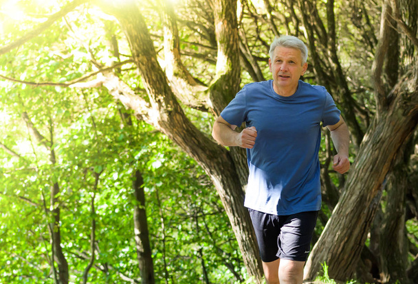 Estilo de vida jogging - hombre atractivo senior corriendo en el parque de verano
 - Foto, imagen