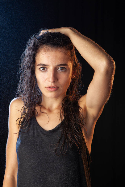 Портрет сексуальной мокрой брюнетки в черной рубашке
 - Фото, изображение