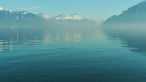 Lago Lemán y Montañas nevadas. Alpes suizos. Suiza. Vista aérea
 - Imágenes, Vídeo