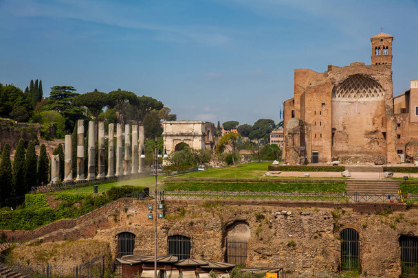Ruines du Temple de Vénus et Rome situé sur la Colline Vélienne et l'Arc de Titus
 - Photo, image