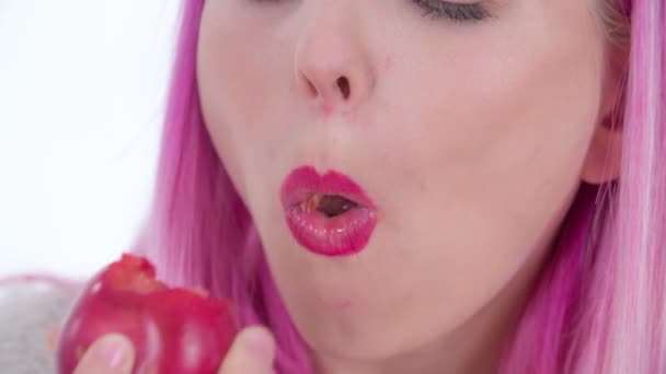 Ez a fiatal nő különféle gyümölcsöket kóstol.. - Felvétel, videó