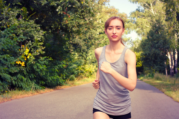 Portrait of young woman jogging . - Fotoğraf, Görsel