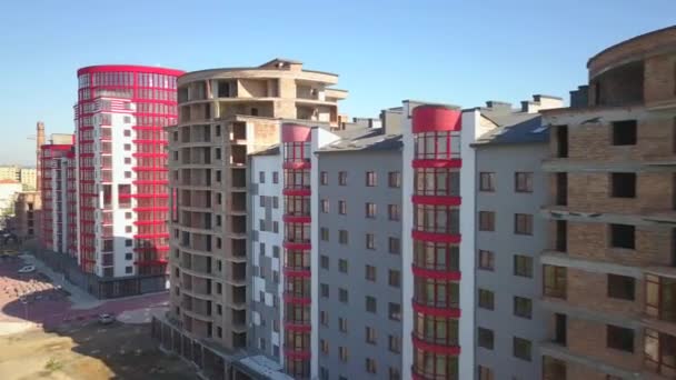 Luchtfoto van nieuwe flatgebouwen in aanbouw in een stad. - Video