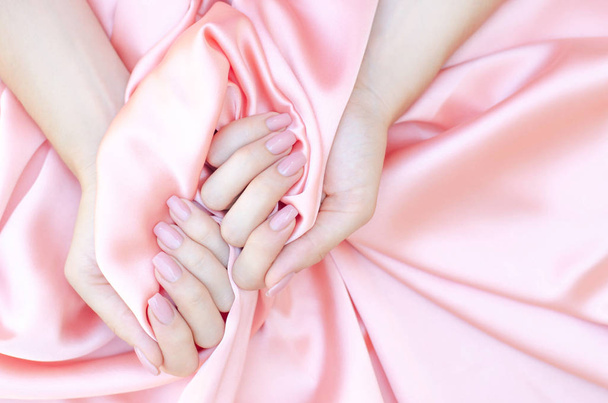 Las manos femeninas con una manicura natural suave
. - Foto, Imagen