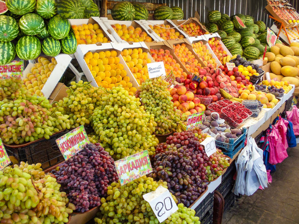 Fresh organic fruits at the farmers market - Foto, Imagen