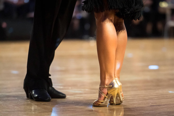 Пара танцующих латинских танцев
 - Фото, изображение