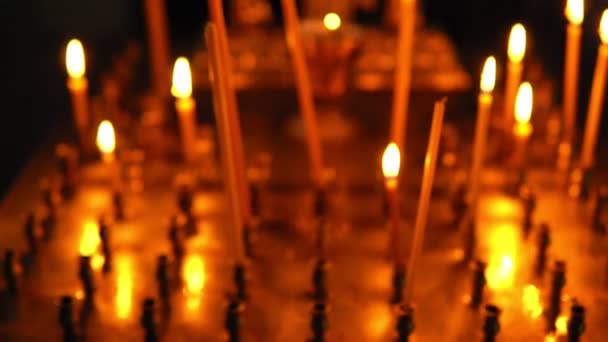 Duży Świecznik złoty stół z płonących świec w kościele prawosławnym zbliżenie - Materiał filmowy, wideo