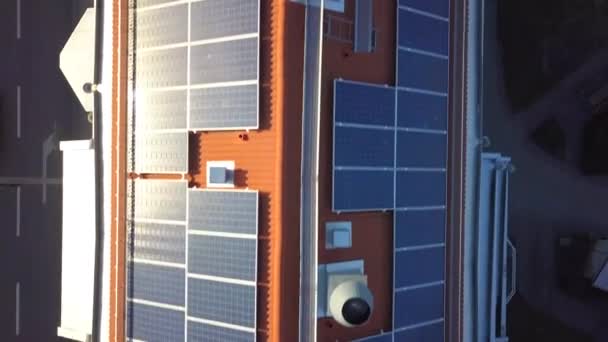 Solární panely na střeše obytné budovy pro výrobu zelené ekologické elektřiny. - Záběry, video