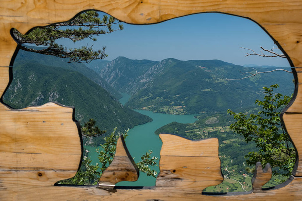 Горное озеро через отверстие в форме медведя
 - Фото, изображение