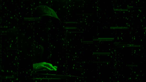 Grüner Programmierer ohne Gesicht in der Kapuze tippt auf einer Laptop-Tastatur - Filmmaterial, Video