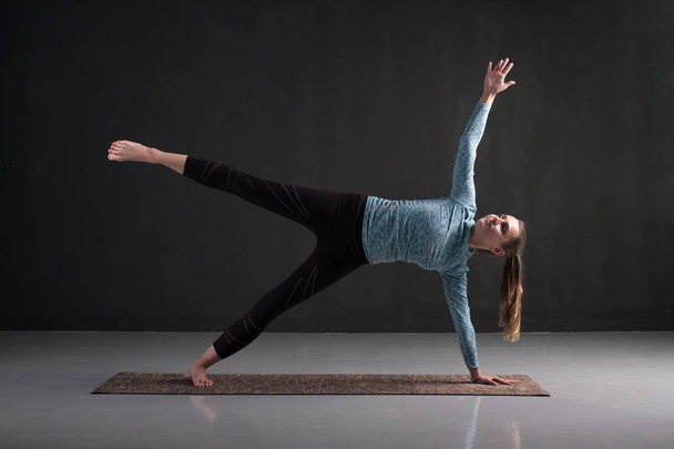 Nő csinál Vasisthasana vagy Side Plank jóga pótol - Fotó, kép