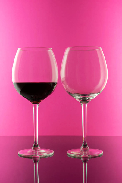 Κομψά, ακριβά κόκκινα ποτήρια κρασί για την τοποθέτηση γραφικού σχεδιασμού. Ελληνική ιδέα.  - Φωτογραφία, εικόνα