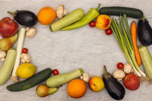 Mutfak masasında taze ve organik sebzeler  - Fotoğraf, Görsel