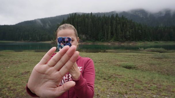 Κορίτσι κάνει φωτογραφία χέρι με ένα δαχτυλίδι για μια πρόταση φόντο λίμνη, βουνό, δάσος, φύση - Φωτογραφία, εικόνα
