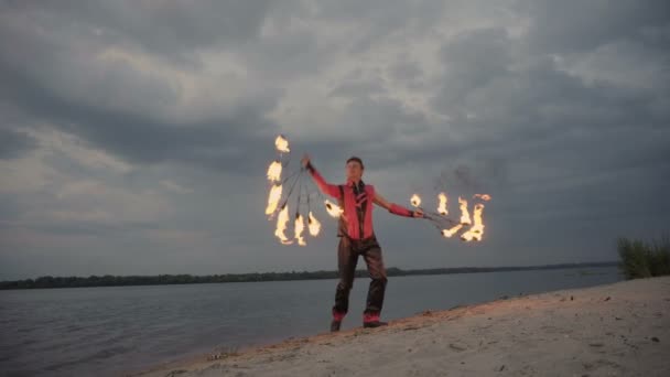 Een man met vuur op de rivier - Video