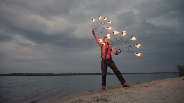 Un hombre con fuego en el río
 - Metraje, vídeo