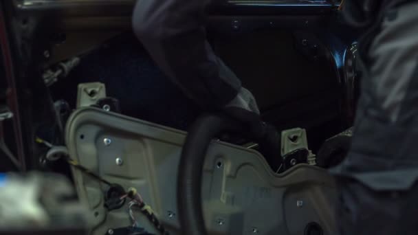 Ένας μηχανικός σκουπίζει το εσωτερικό του οχήματος αφού έχει τελειώσει την διόρθωσα. - Πλάνα, βίντεο