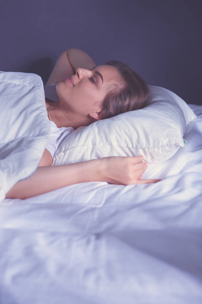 hermosa joven rubia durmiendo en la cama
 - Foto, imagen