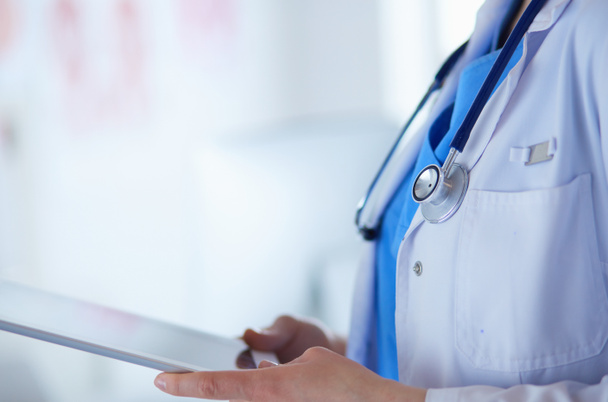Ärztin benutzt Tablet-Computer in Krankenhauslobby - Foto, Bild