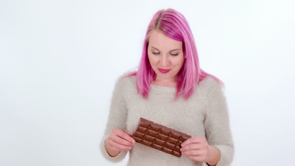 若い女性はご飯とチョコレートを食べると気分がいい. - 映像、動画