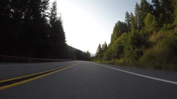 Cruzar el puente en las montañas de Washington en un día despejado
 - Metraje, vídeo
