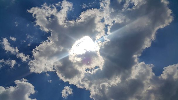 красивий фон хмар, чітко видно лінії білих хмар і блакитного неба, зверху сонячний промінь, хмари, як залізна людина, концепція залізної людини
 - Фото, зображення