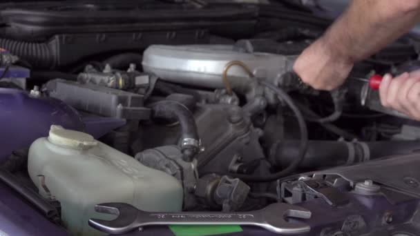 Επισκευή κινητήρα αυτοκινήτου στο εργαστήρι - Πλάνα, βίντεο