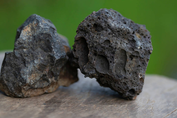 Basalt rots voor industrie isolaat op groene achtergrond - Foto, afbeelding