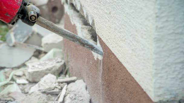 Cinzel de Jackhammer lentamente penetrando em tijolo de concreto e fazendo um buraco
. - Filmagem, Vídeo