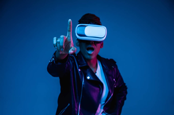 Young african-american womans using VR-glasses in neon light - Fotografie, Obrázek