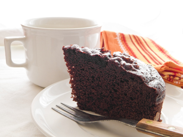 Gâteau au chocolat Trancher sur un plat blanc
. - Photo, image