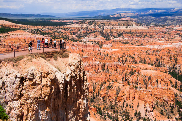Turistas estão tirando fotos em Inspiration Point, Bryce Canyon, Utah, EUA
 - Foto, Imagem