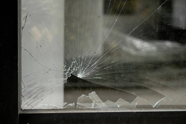 Разбитое окно после выпотрошения здания
 - Фото, изображение