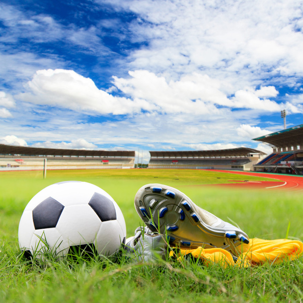 Bola de fútbol y zapatos de fútbol
 - Foto, Imagen