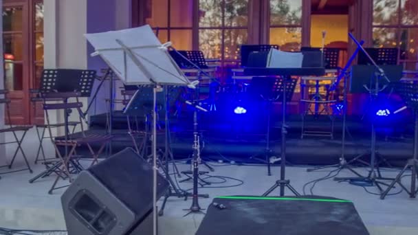 Escenario lleno de equipos musicales y diferentes instrumentos - Metraje, vídeo